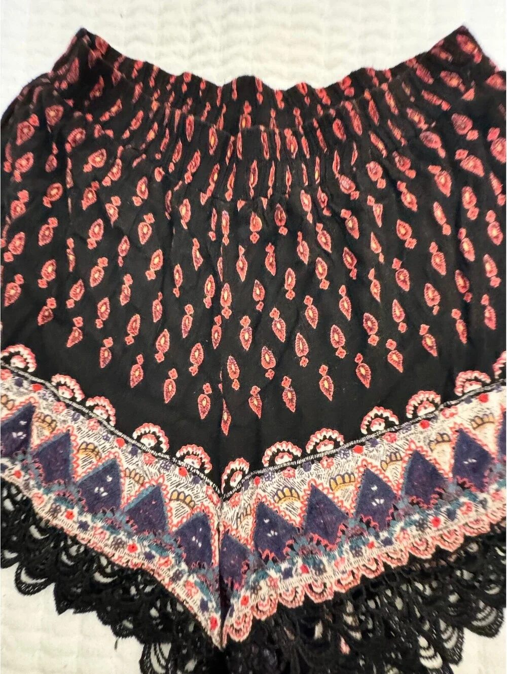 Angie Printed Pull On Shorts Lace Hem Black Red Medium